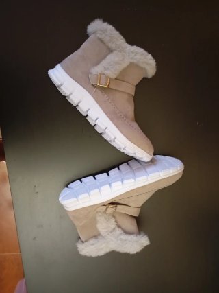 Botas de invierno beige y grises