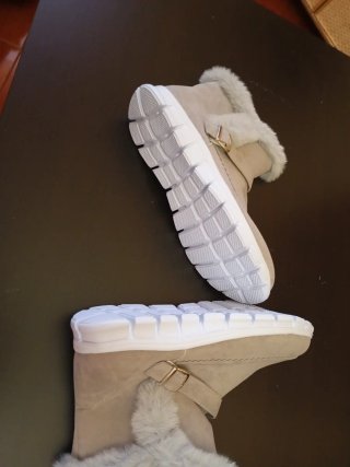Botas de invierno beige y grises