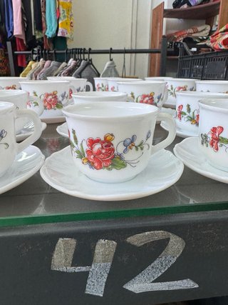 Juego de tazas y platillos de porcelana