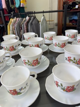 Juego de tazas y platillos de porcelana