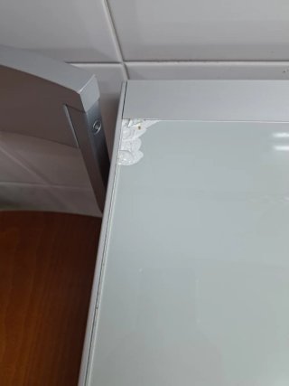 Mesa de cocina con 2 sillas y taburete