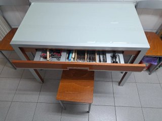 Mesa de cocina con 2 sillas y taburete
