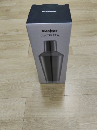Coctelera de metal plateada
