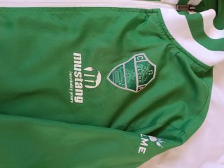 Chaqueta deportiva Kelme verde y blanca
