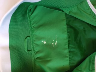 Chaqueta deportiva Kelme verde y blanca