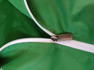 Chaqueta deportiva Kelme verde y blanca
