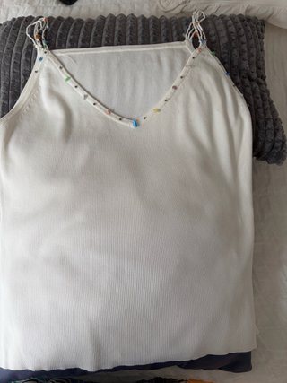 Jersey y chaqueta beige con detalles