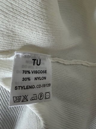 Jersey y chaqueta beige con detalles