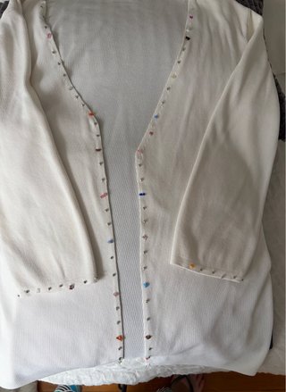 Jersey y chaqueta beige con detalles