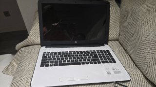 2 Ordenadores HP uno blanco y otro negro.