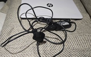 2 Ordenadores HP uno blanco y otro negro.