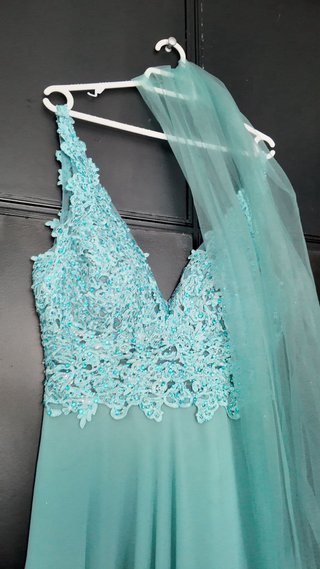 Vestido de fiesta verde azulado con encaje