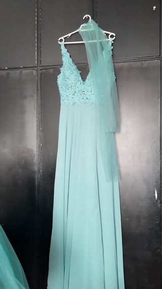 Vestido de fiesta verde azulado con encaje