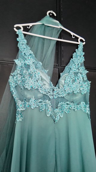 Vestido de fiesta verde azulado con encaje