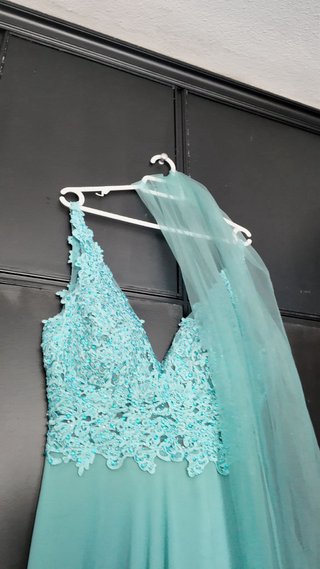 Vestido de fiesta verde azulado con encaje