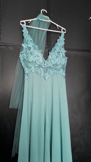 Vestido de fiesta verde azulado con encaje
