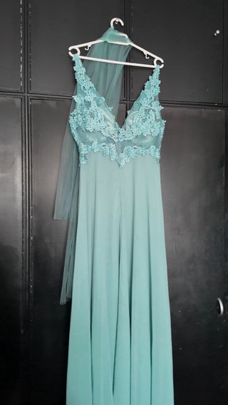 Vestido de fiesta verde azulado con encaje