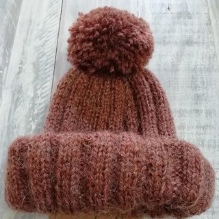 Gorro Unisex de lana marrón chocolate y pompón