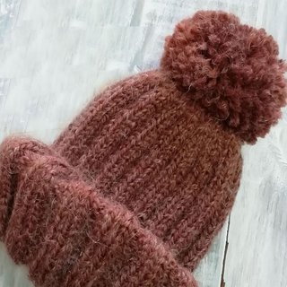 Gorro Unisex de lana marrón chocolate y pompón