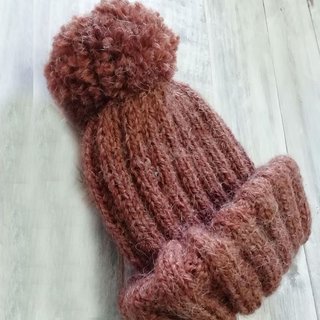 Gorro Unisex de lana marrón chocolate y pompón