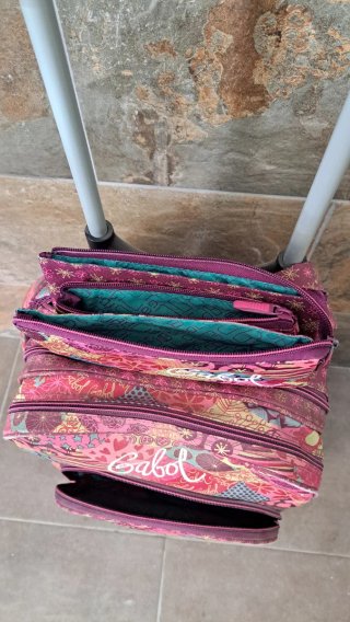 Mochila y estuche Gabol estampado floral