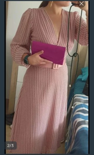 Vestido midi rosa con cinturón.