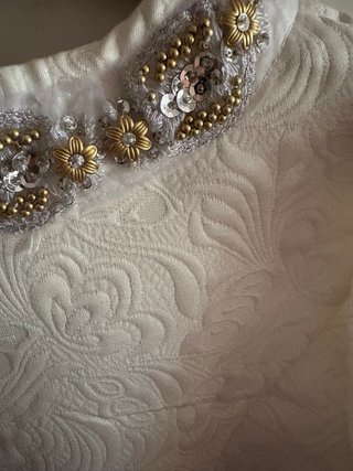 Vestido blanco con pedrería y estampado