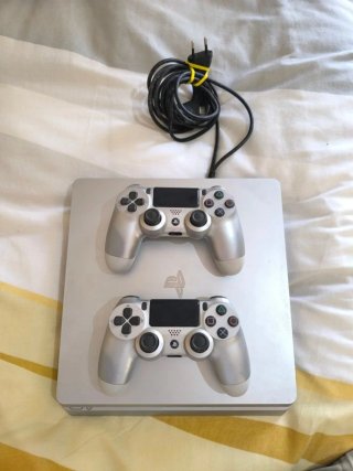 PS4 Slim Plata + 2 Mandos
