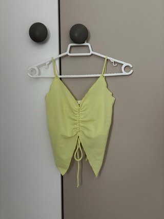 Top verde y amarillo con fruncido