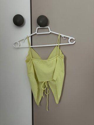Top verde y amarillo con fruncido