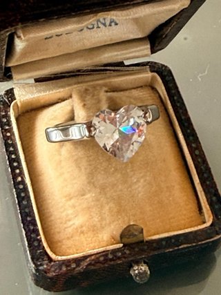 Anello Solitario Moderno a cuore