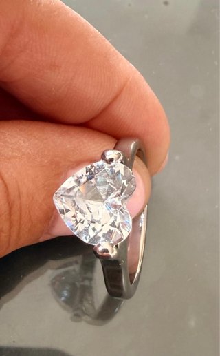 Anello Solitario Moderno a cuore