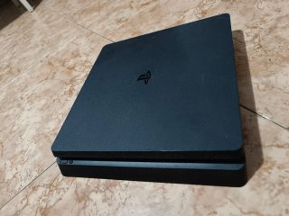 Consola PS4 Slim + 4 Juegos + mando azul