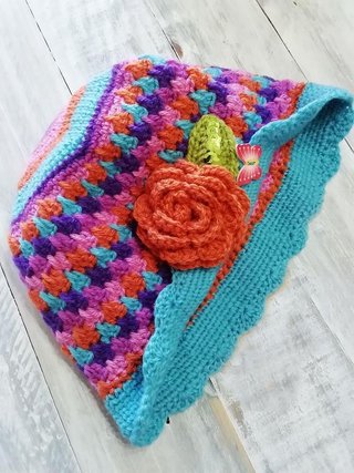 Gorro Arco Iris con Rosa aplicada Teen y Adultos