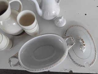 Juego de porcelana blanco y dorado