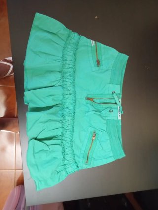 Falda verde con volantes y bolsillos
