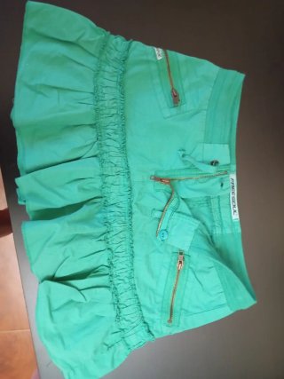Falda verde con volantes y bolsillos