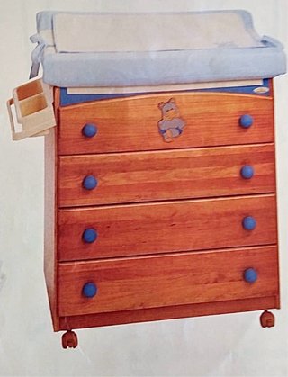 Cuna y cómoda de madera para bebé