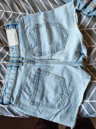 Pantalón corto vaquero desgastado