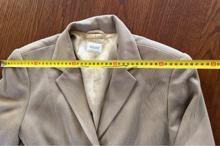 Traje chaqueta y falda beige Benetton