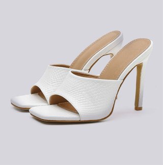 Tacones blancos de tacón alto