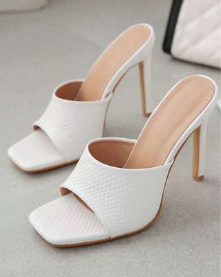 Tacones blancos de tacón alto
