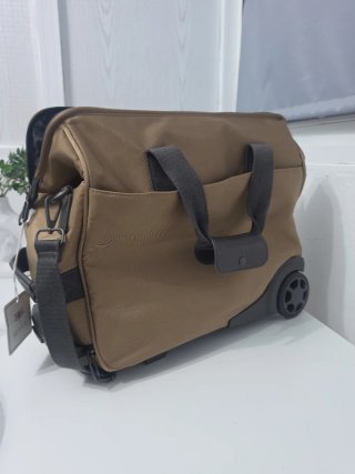 Maleta de viaje con ruedas.