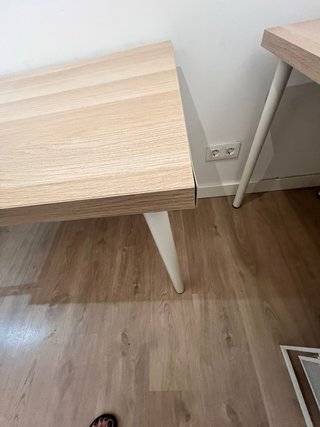 Escritorio ikea madera y patas blancas de 140x60