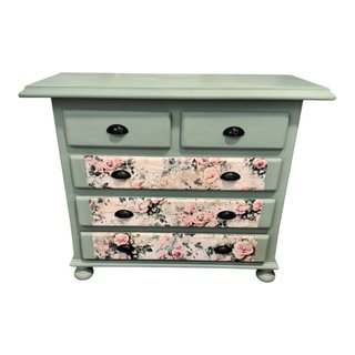 Cómoda y mesa de noche flores