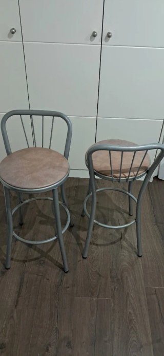 Taburetes de cocina beige y grises