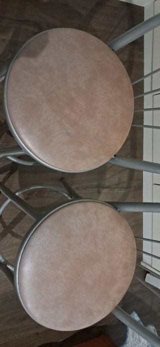 Taburetes de cocina beige y grises