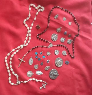 Lote religioso antico: rosari e medaglie