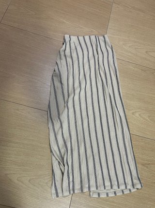 Falda beige y gris con abertura