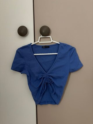 Camiseta Zara manga corta fruncida azul